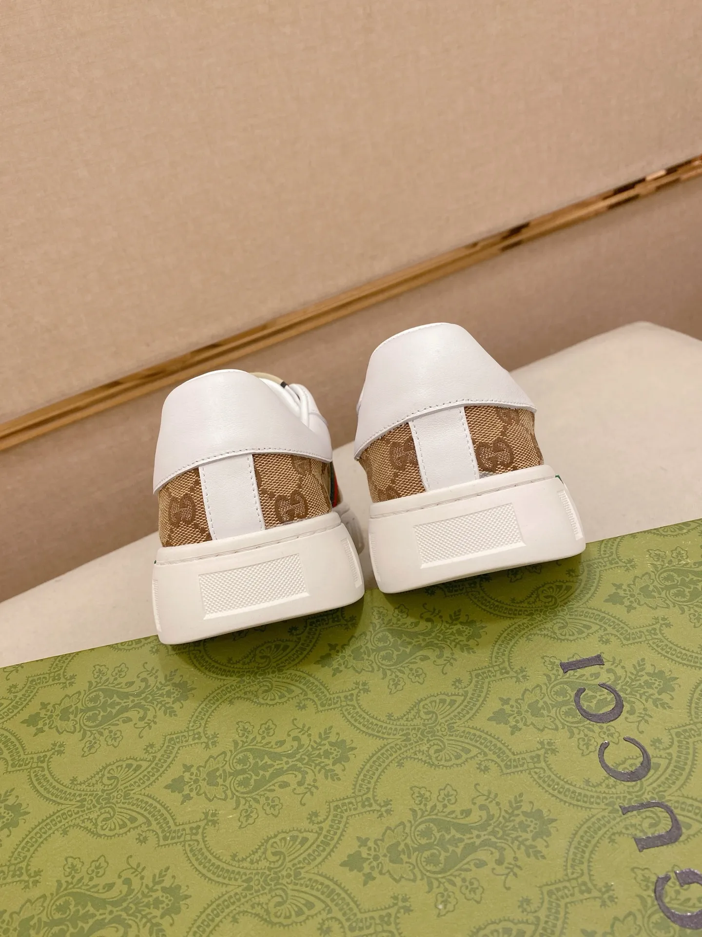 Factory price: 400💰 (GUCCI) The latest model from the official website 🎁🎁Casual and fashionable men's shoes👟, hot style💥The version is simple and elegant, exclusive for trendy men. Unique latest brand elements from the official website👑Original decoration, fashionable and generous, the fabric is original cowhide ✅Sheepskin lining, the official website specifies wear-resistant casual outsole, the classic model is taken in kind at the counter🎬38-44 (45 is not returned or exchanged when customized)